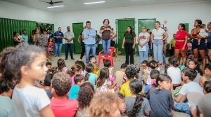Baixinha Giraldelli participa de entrega de brinquedos no Natal do Pedra 90