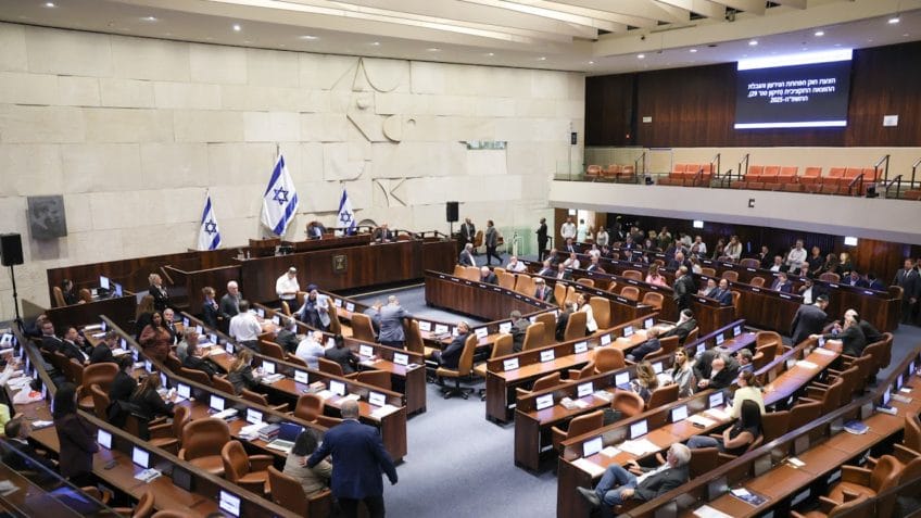 Israel prorroga lei que permite ao governo fechar veículos