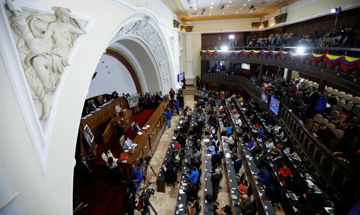 Venezuela aprova lei contra bloqueios em meio a tensão com EUA