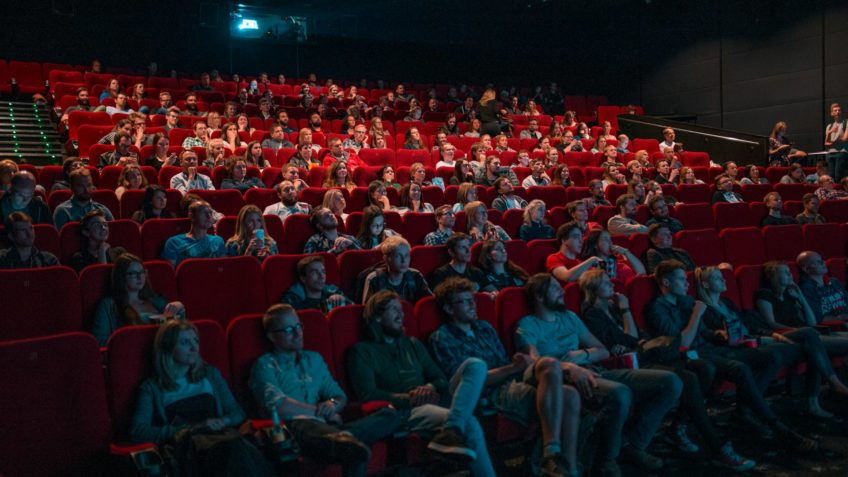 Vendas de ingressos de cinema e arrecadação com bilheteria caem nos EUA