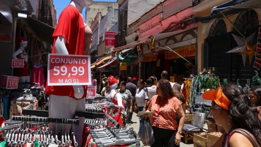 Comércio popular do Rio tem movimentação intensa às vésperas do Natal