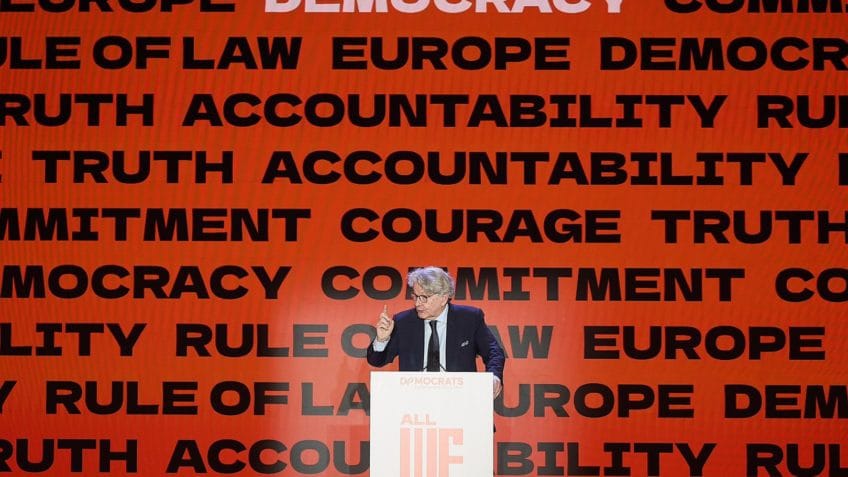 França condena proibição de visto dos EUA a ex-comissário da UE