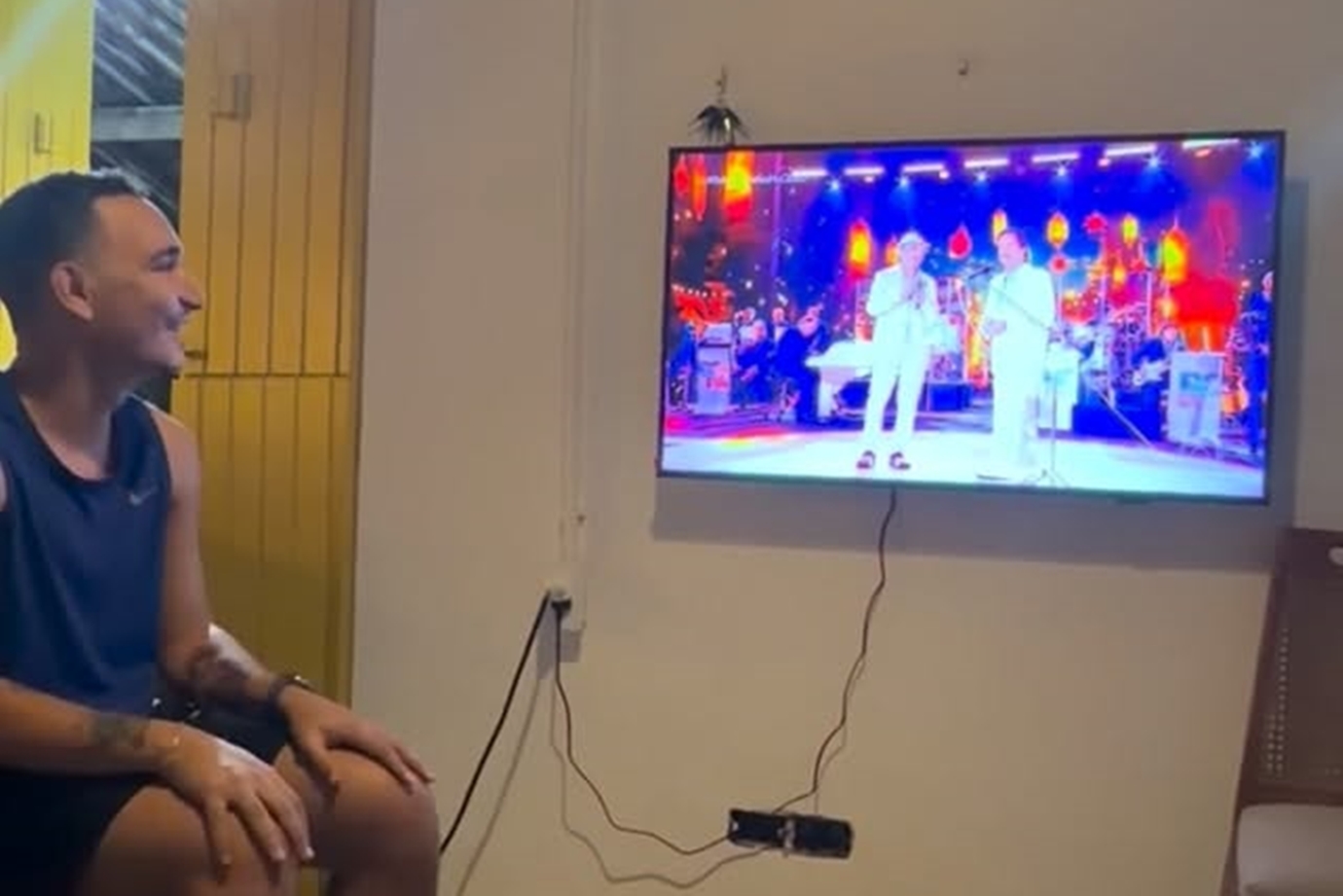 João Gomes se emociona com participação em especial de Roberto Carlos