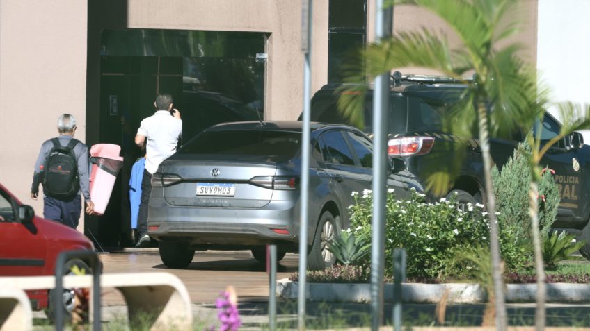 Irmão de Michelle leva camisas a Bolsonaro antes de cirurgia