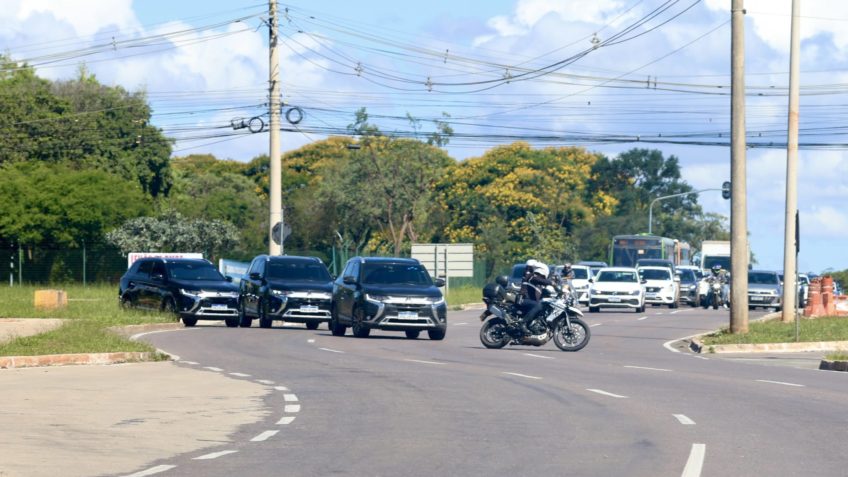 Veja fotos e vídeo de Bolsonaro deixando a PF para realizar cirurgia