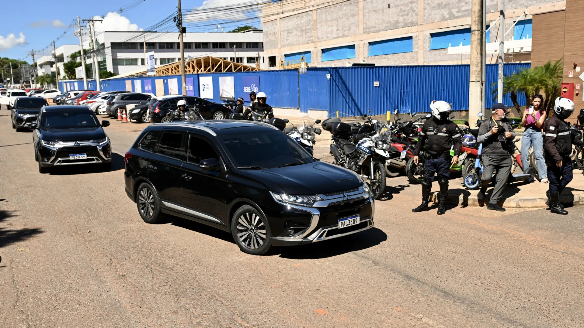 Bolsonaro deixa prisão para passar por cirurgia em hospital em Brasília
