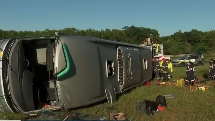 Acidente com ônibus deixa 2 mortos e 23 feridos em Jaboticabal (SP)