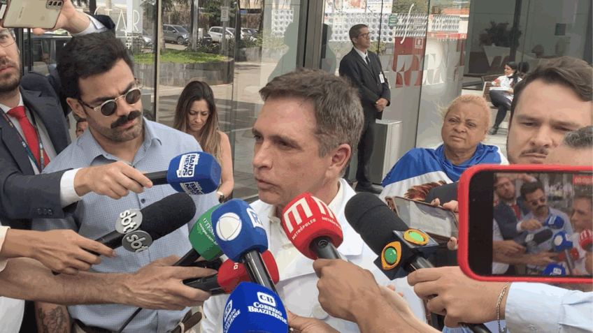 Bolsonaro deve ficar internado de 5 a 7 dias após cirurgia