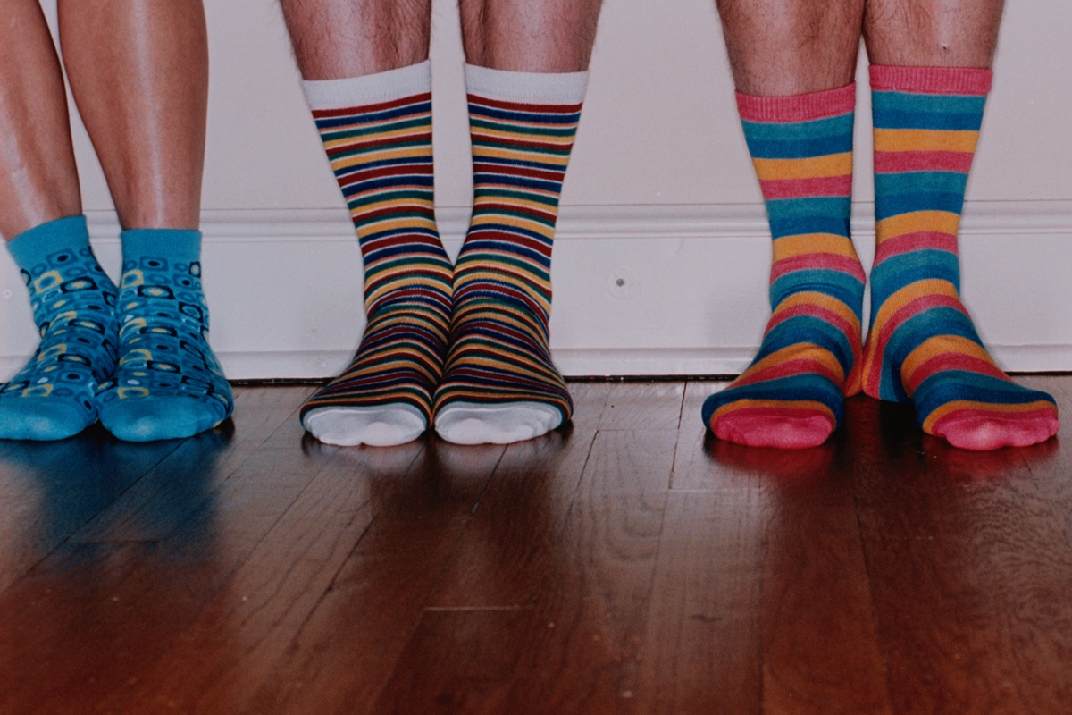 Microbiologista explica por que não usar de novo as meias sujas