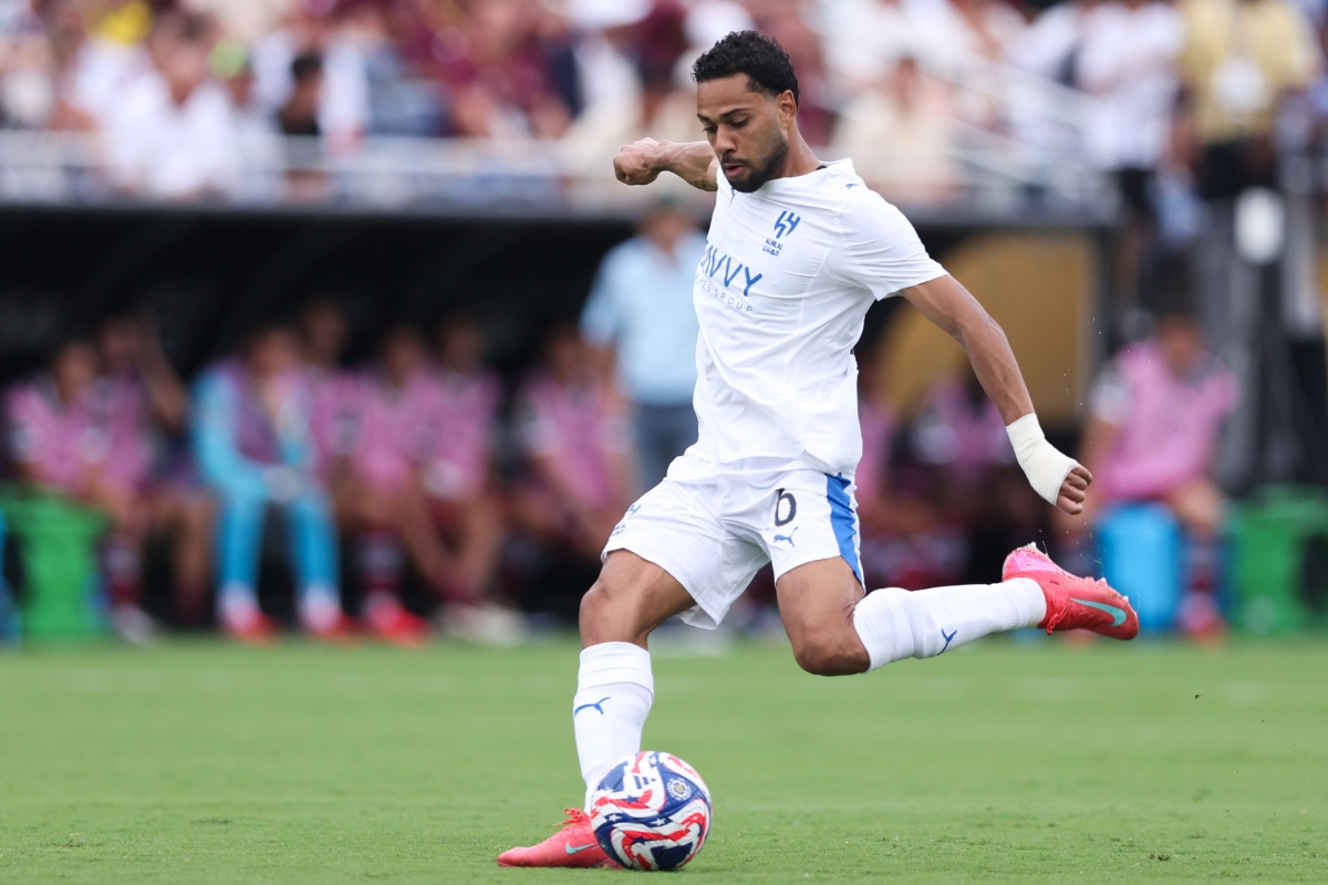 Saiba quando Renan Lodi chega em BH para assinar com o Atlético-MG