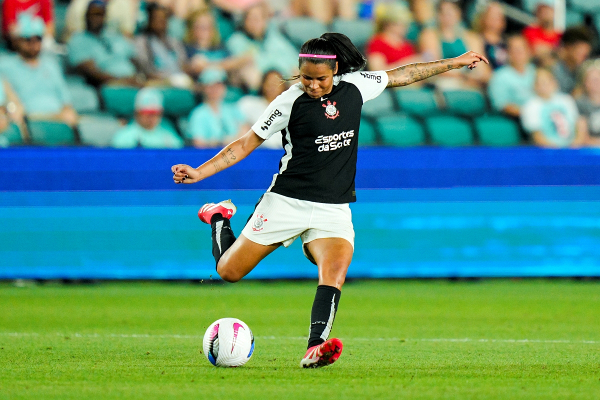 Meia do Corinthians encanta mãe com carro de presente em Brasília