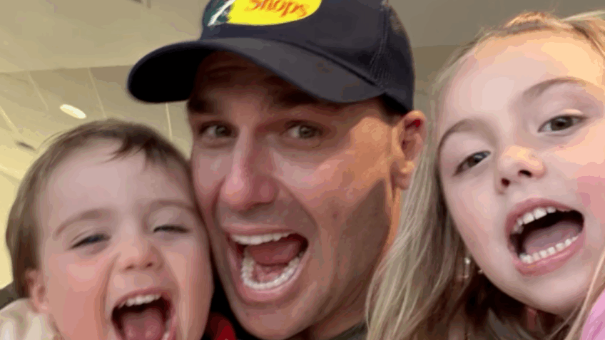 Eduardo comemora sucesso da cirurgia de Bolsonaro em foto com filhos