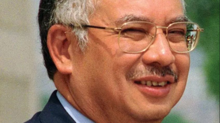 Ex-premiê da Malásia é condenado em 25 acusações