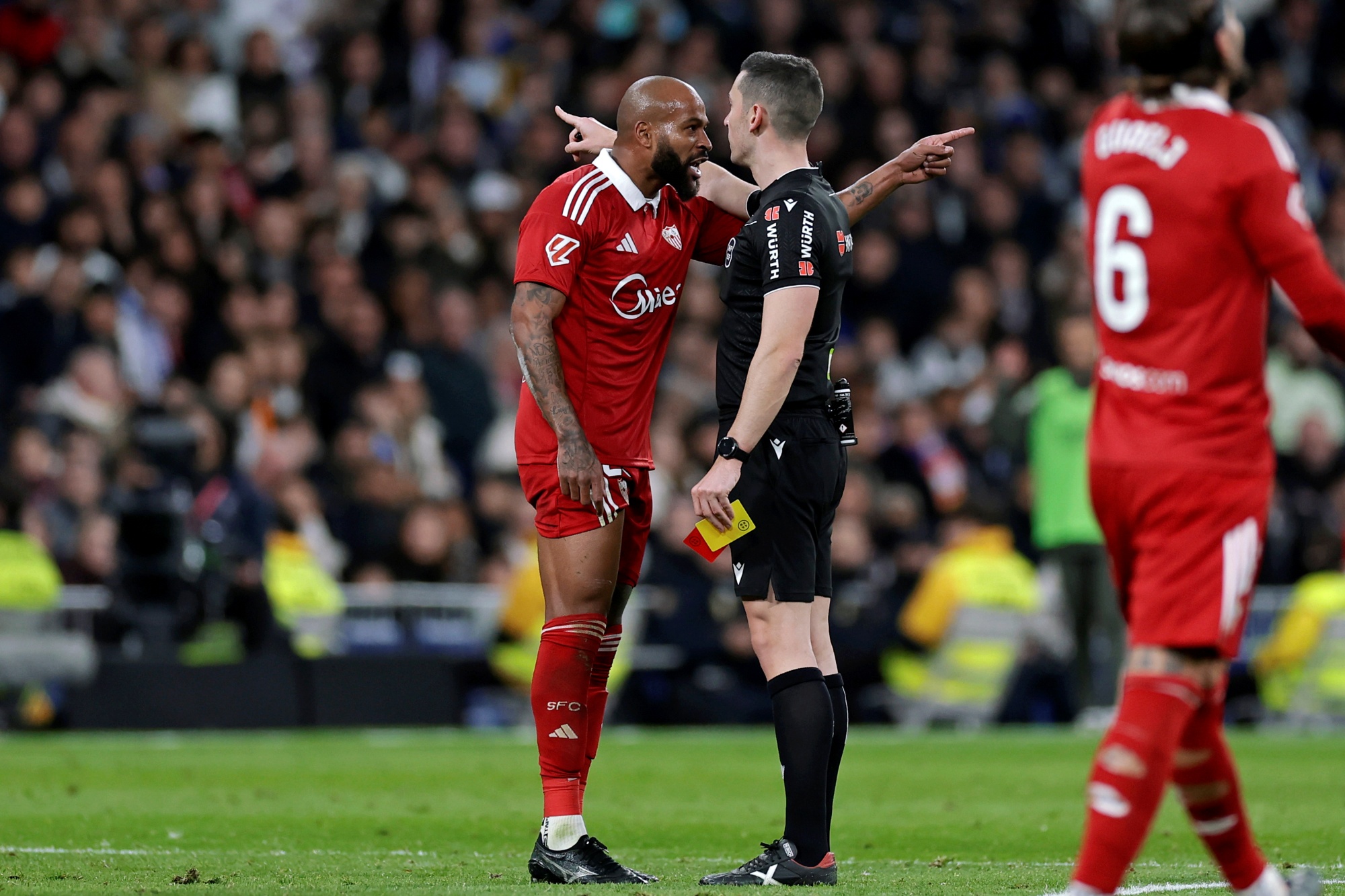 Brasileiro do Sevilla é suspenso por seis jogos após xingar árbitro
