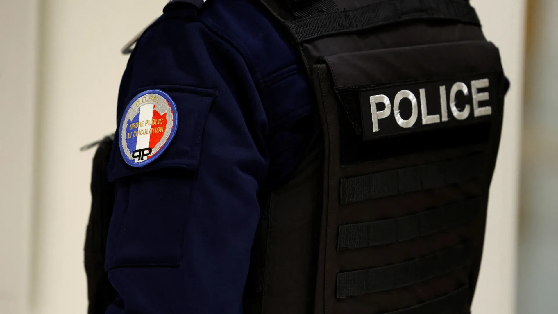 Jovem é detida após ir a hospital com bebê morto na mochila na França