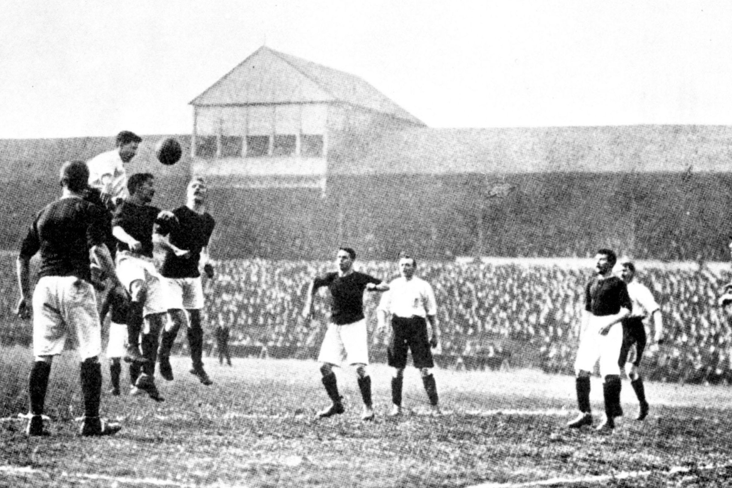 Primeira partida oficial de futebol completa 165 anos de história