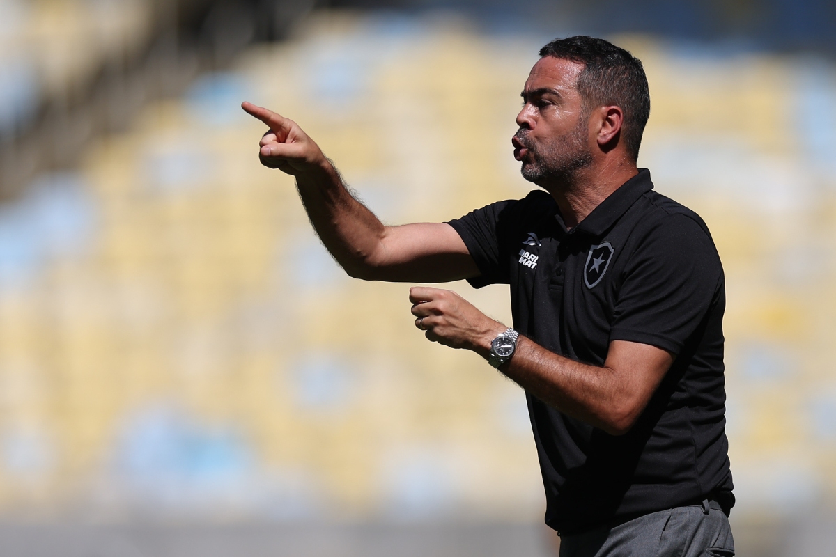 Flamengo encaminha acordo com Artur Jorge caso Filipe Luís não renove