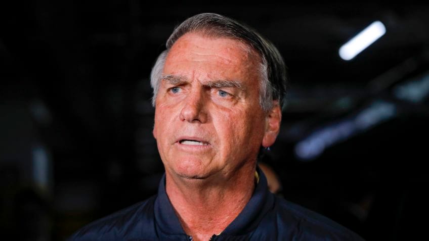 Bolsonaro passa por nova cirurgia, agora para aplacar soluços