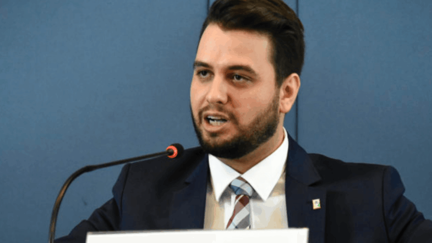 Advogado de Filipe Martins diz que prisão “é cortina de fumaça”