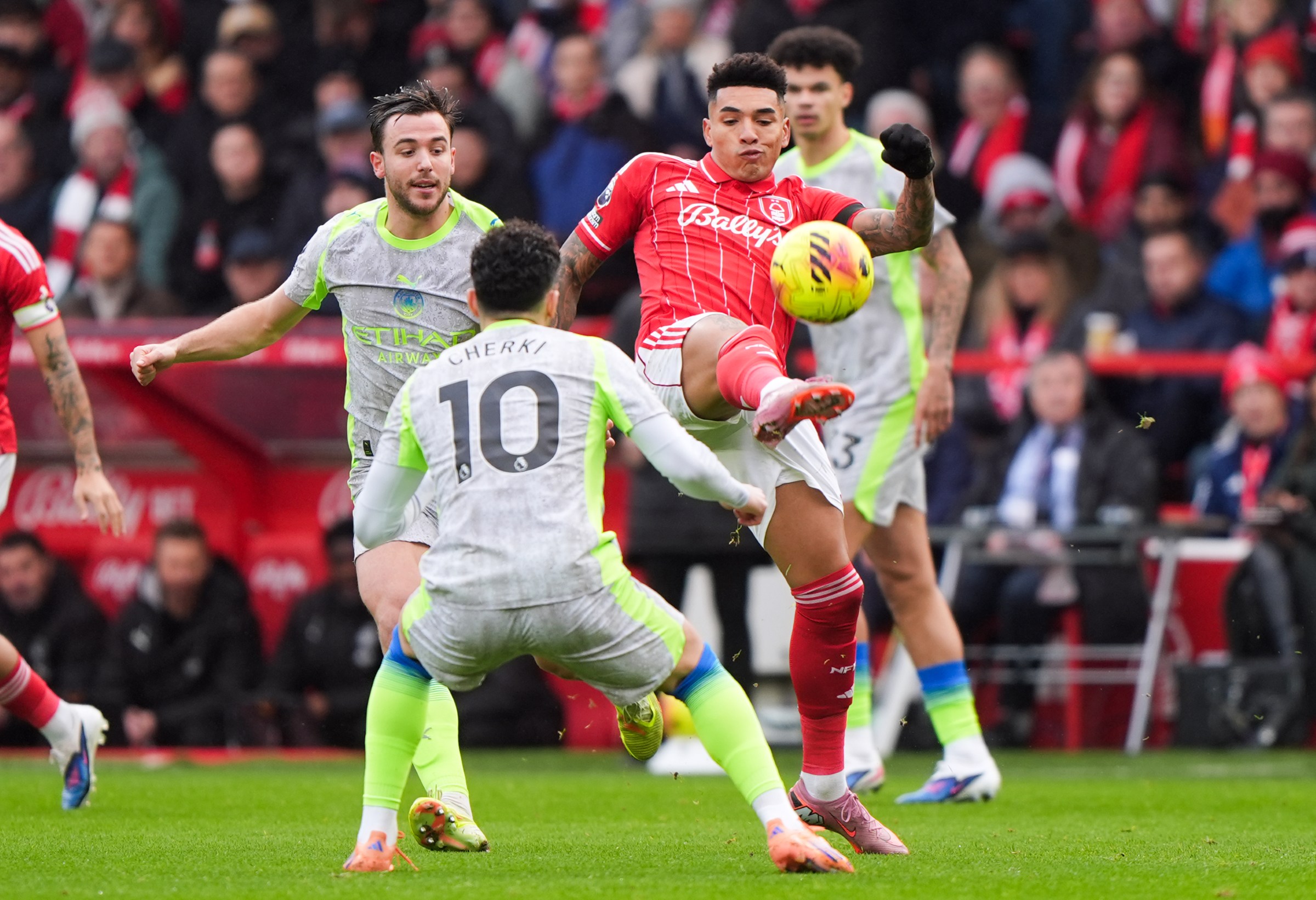 Igor Jesus recebe elogio de Guardiola após jogo contra Manchester City