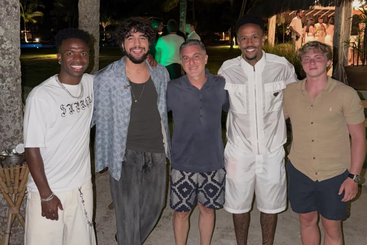 Nattan “abraça” Zé Felipe e Vini Jr. em foto após gafe com música