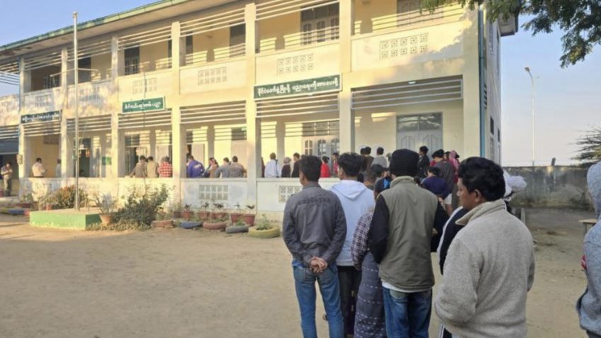 Junta militar de Mianmar realiza eleições durante guerra civil