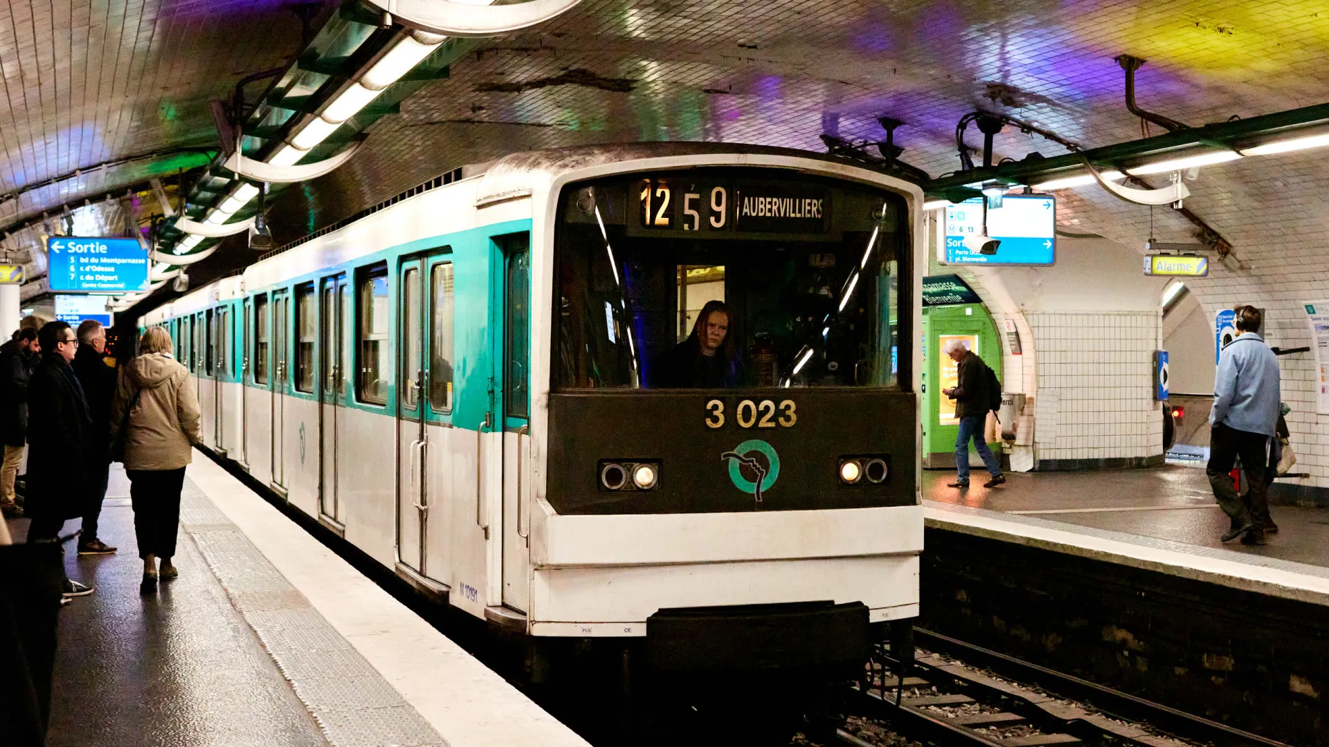 Suspeito de ataque à faca em Paris é internado em hospital psiquiátrico