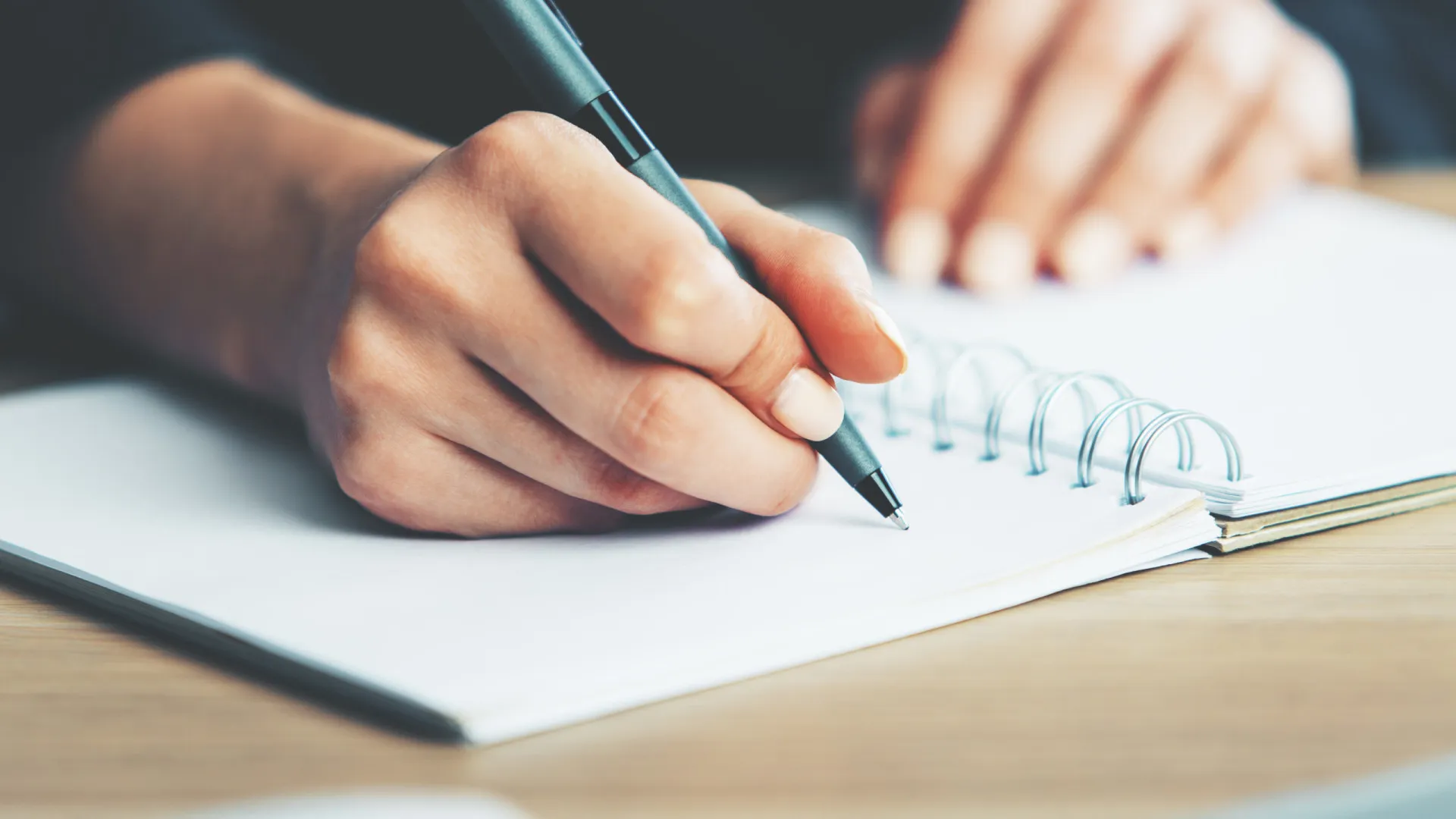 Jovens cansados de tela aumentam vendas de agendas e planners de papel