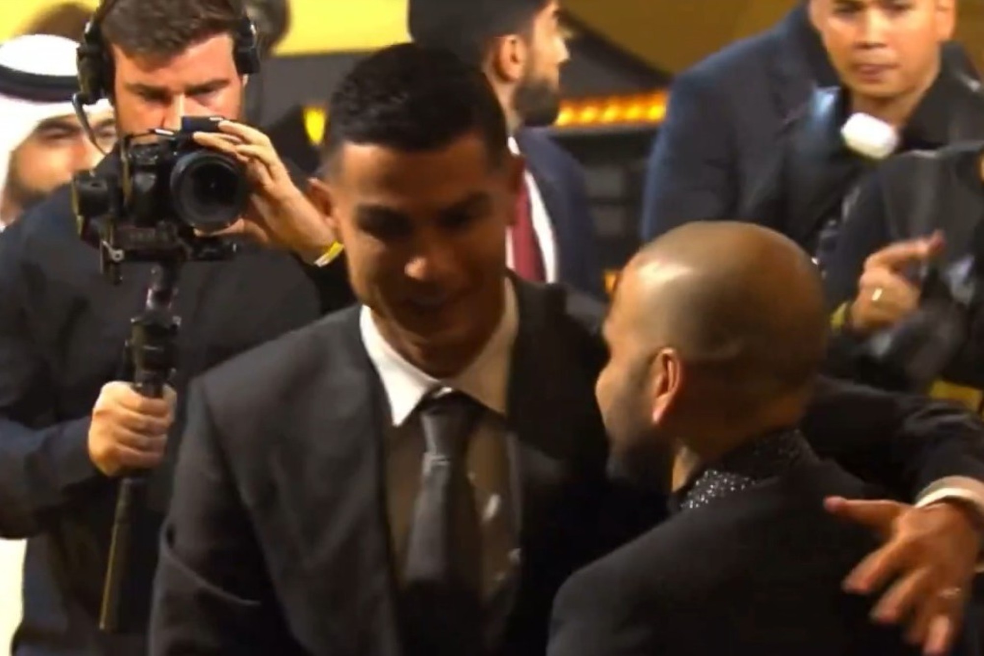 Cristiano Ronaldo cumprimenta Daniel Alves durante Globe Soccer Awards
