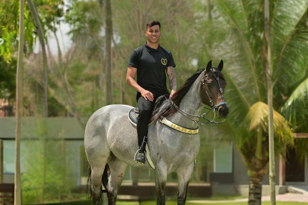 Kaio Jorge, do Cruzeiro, transforma o Natal de um pequeno vaqueiro com um cavalo do Haras KJ