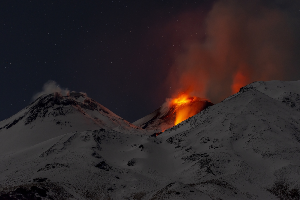 Erupção do vulcão Etna gera alerta da Defesa Civil na Itália