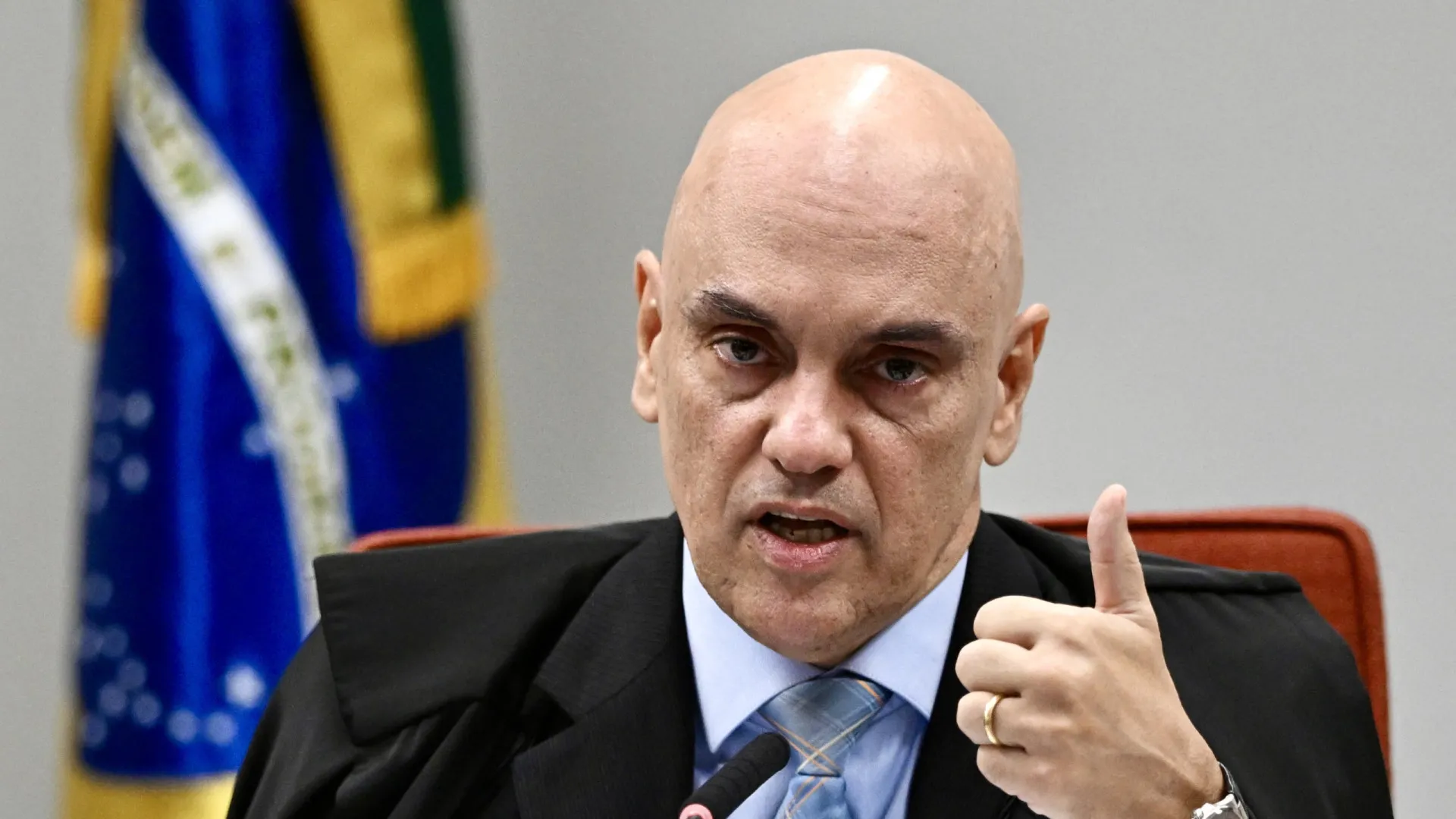 Moraes aponta 'modus operandi' sobre risco de fuga para ordenar domiciliar a condenados