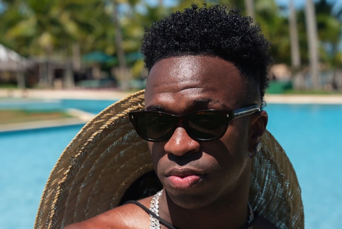 Vini Jr. volta para Europa após férias na Bahia com Virginia Fonseca