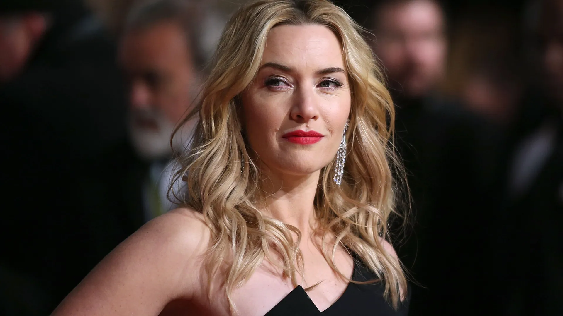 Kate Winslet diz que suas primeiras experiências íntimas foram com garotas