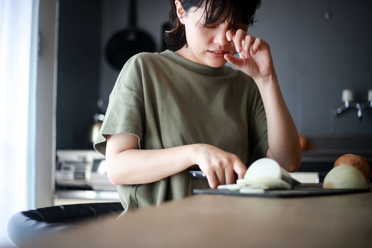 Entenda por que cortar cebola faz chorar e como aliviar o ardor