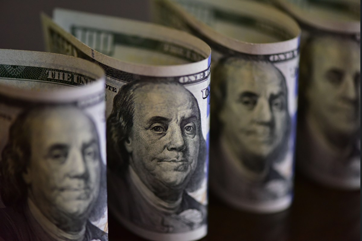 Dólar sobe pela 3ª vez seguida no fim do ano, a R$ 5,57. Bolsa cai