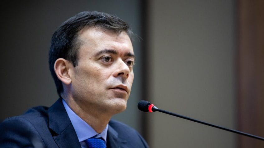 Ceron estima superavit de R$ 20 bilhões em dezembro