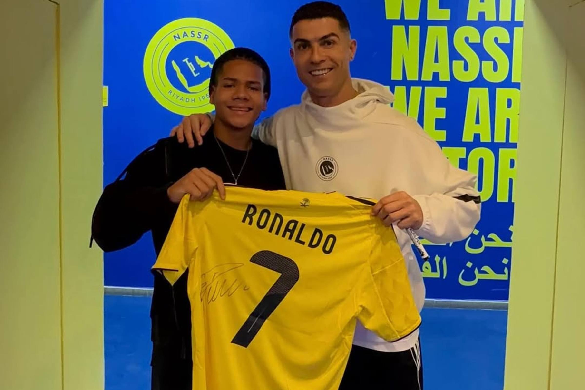 Irmão de brasileiro do Al-Nassr chora ao conhecer Cristiano Ronaldo