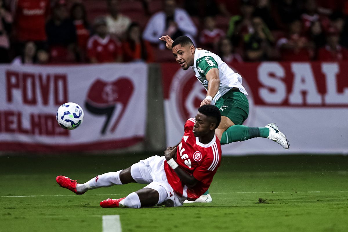 Vídeo: zagueiro Vitão desembarca no Rio para assinar com o Flamengo