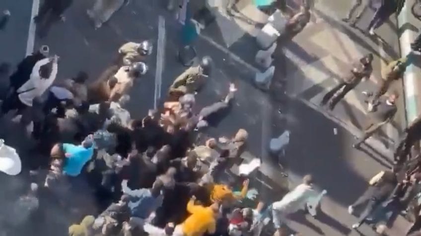 Iranianos protestam após moeda atingir menor cotação da história