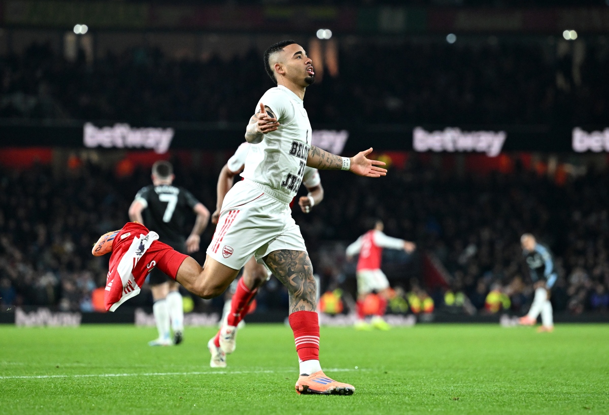 Gabriel Jesus marca e Arsenal goleia Aston Villa na Premier League