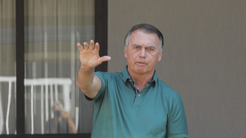 Defesa de Bolsonaro pede que Moraes libere visita do pai de Michelle