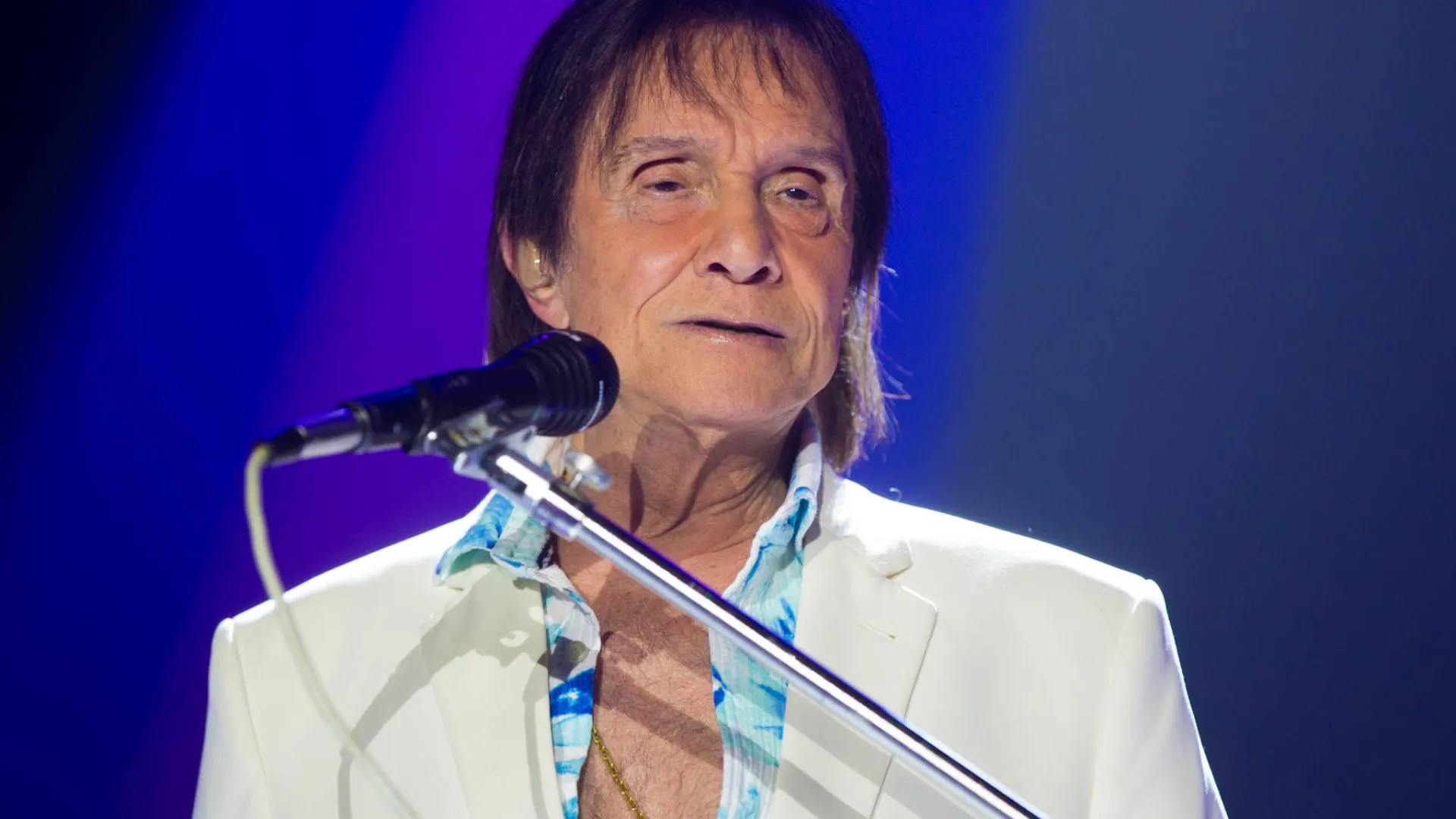 Roberto Carlos se irrita com bate-papo durante seu show e vídeo viraliza