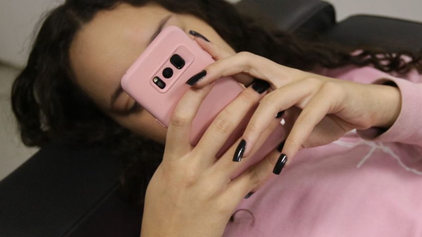 França quer proibir redes sociais para menores de 15 anos