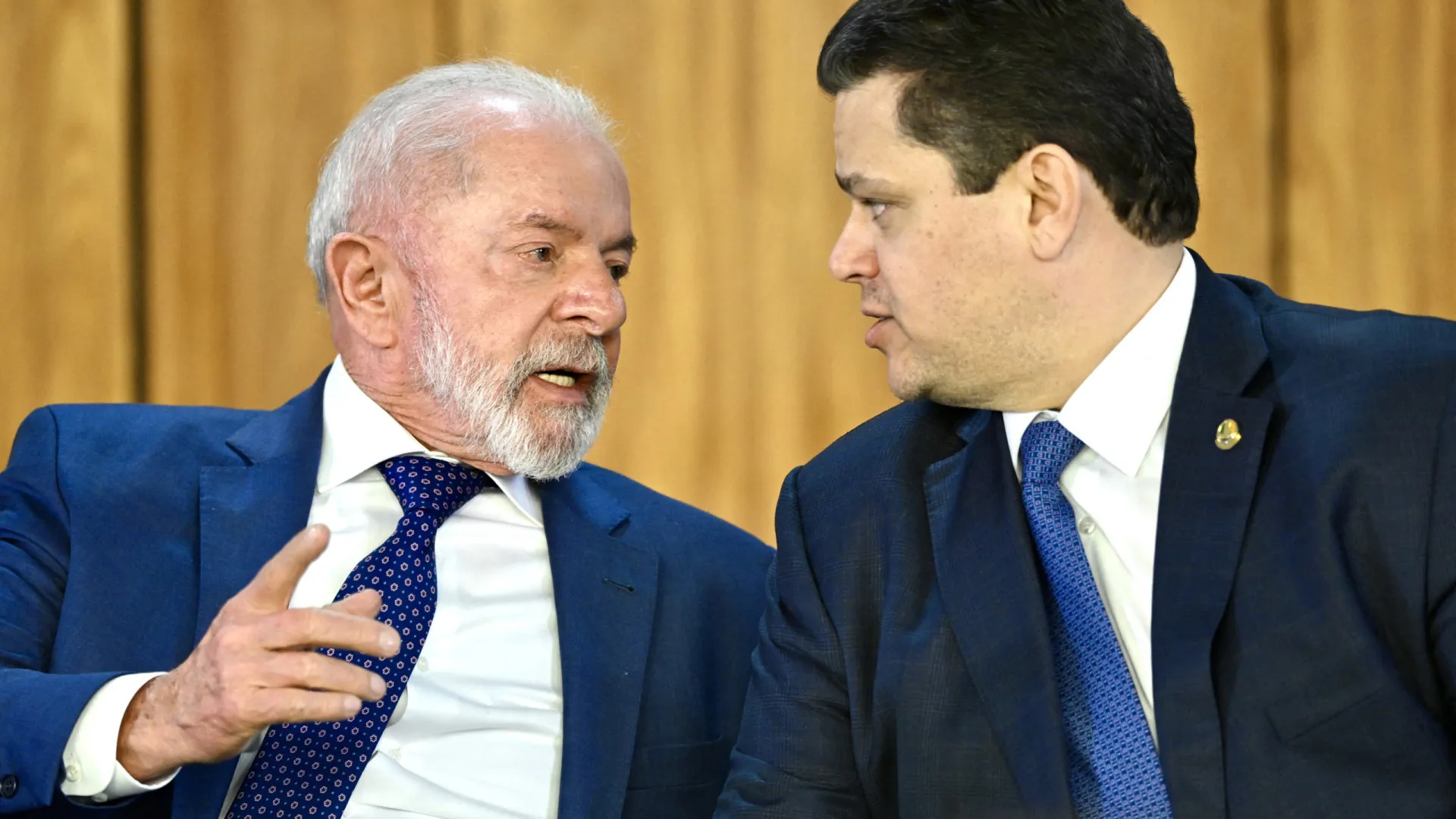 Alcolumbre alterna entre atritos e aliança com Lula após volta ao comando do Senado