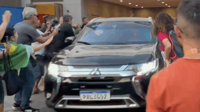 Bolsonaro recebe alta hospitalar após 8 dias e volta para cela na PF