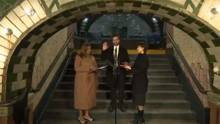 Primeira-dama de NY usa botas de US$ 630 na posse de Mamdani