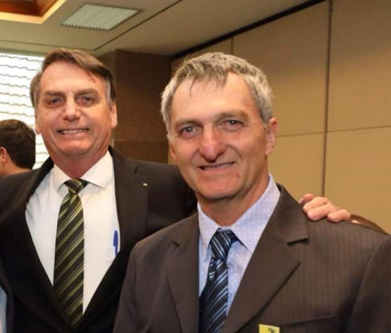 Bolsonaro e irmão ganham na quadra da Mega da Virada