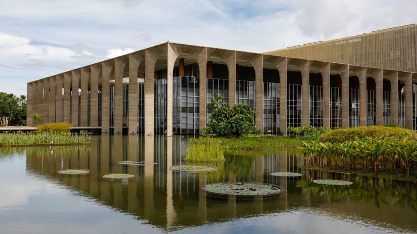 Brasil e Reino Unido firmam protocolo para punir tráfico de pessoas