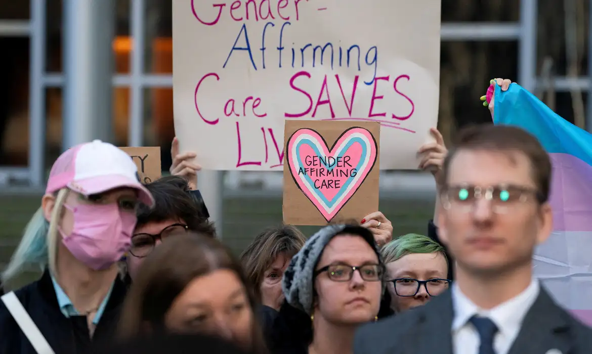 Ação contesta política de Trump sobre cuidados de afirmação de gênero
